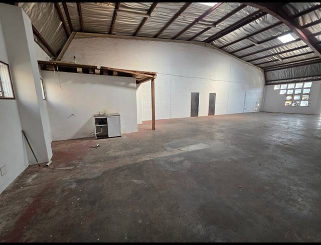 192M² WAREHOUSE TO LET IN CROWN